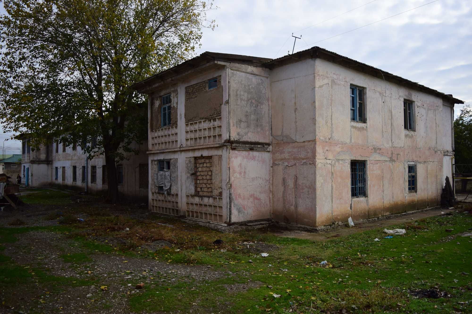 Зомин Даштобод шахри марказида  2 каватлик Кучмас мулк сотилади