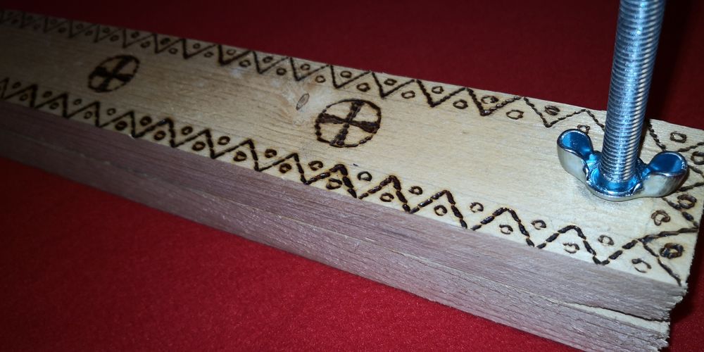 Presa manuala din lemn.