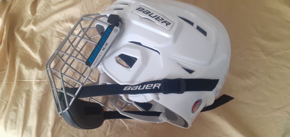 Продам шлем хоккейный Bauer