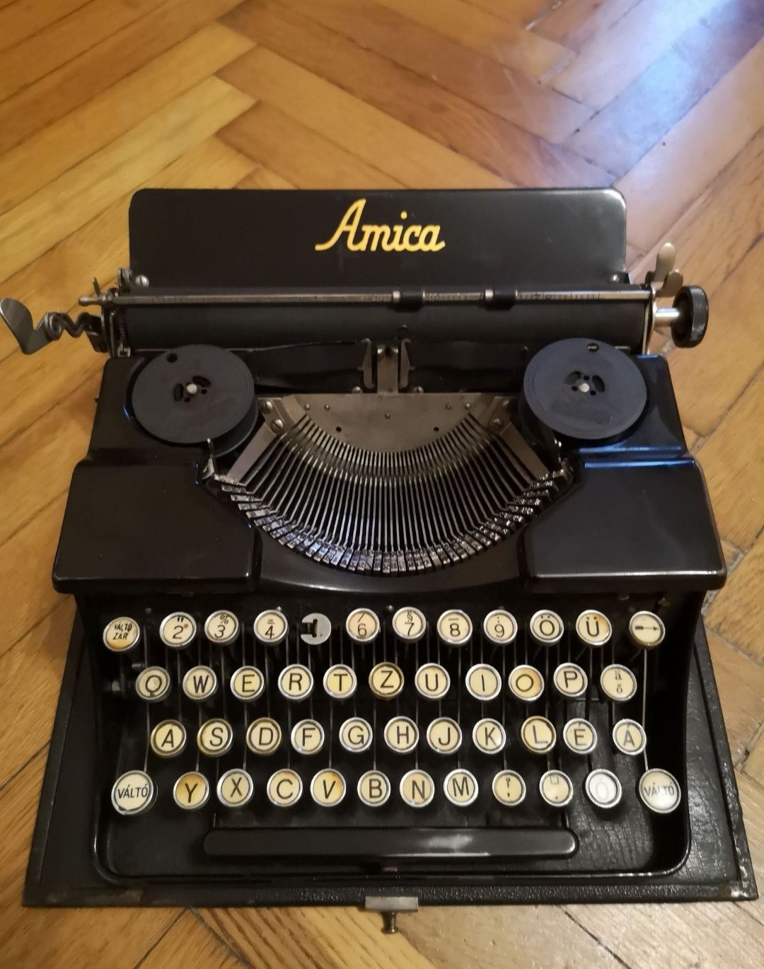 Mașina de scris Amica