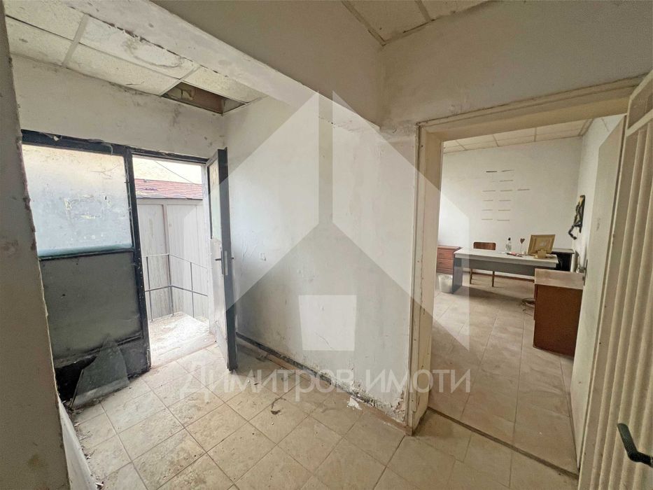 Продава търговско помещение - офис, магазин в гр. Нови пазар, ЦЕНТЪР!