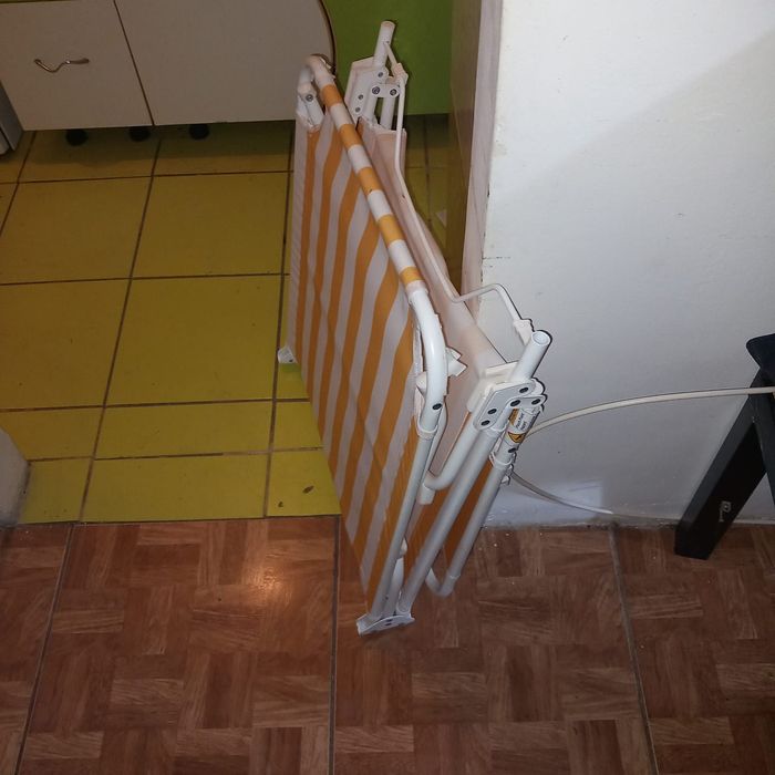 Sezlong de plaja din tevi de metal.