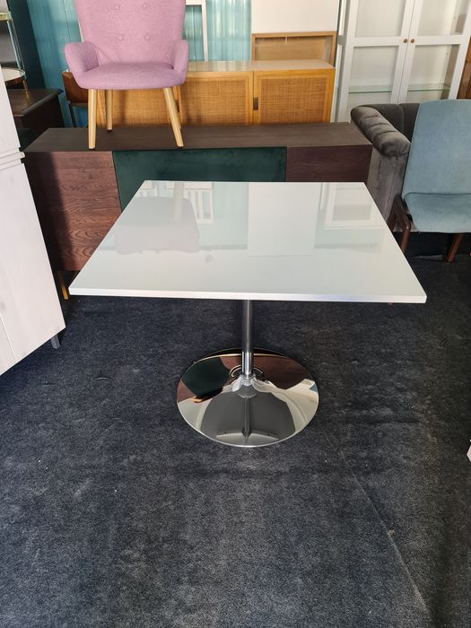 Masa alb lucios cu picior metalic