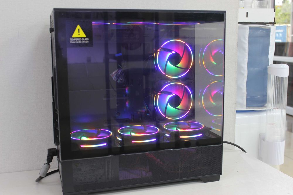 Игровые компьютерные корпуса с подсветкой.