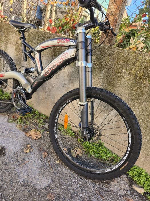 Мекица 26цола Двукоронна вилка, дискови спирачки 27 скорости  Cross