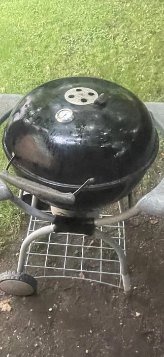Grătar Weber Cărbuni/Lemne cu măsuțe
