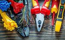 Electrician, Execut instalatii electrice interioare si reparatii