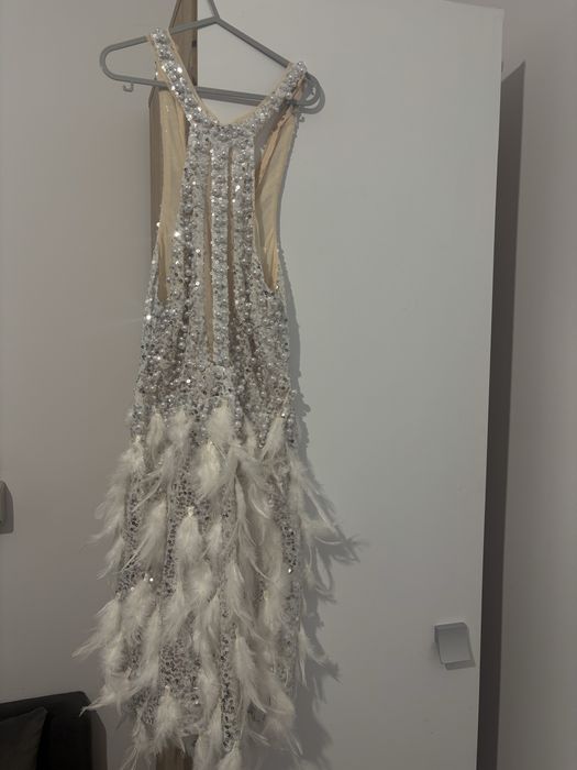 Rochie scurta de lux , cu paiete argintii si pene fine