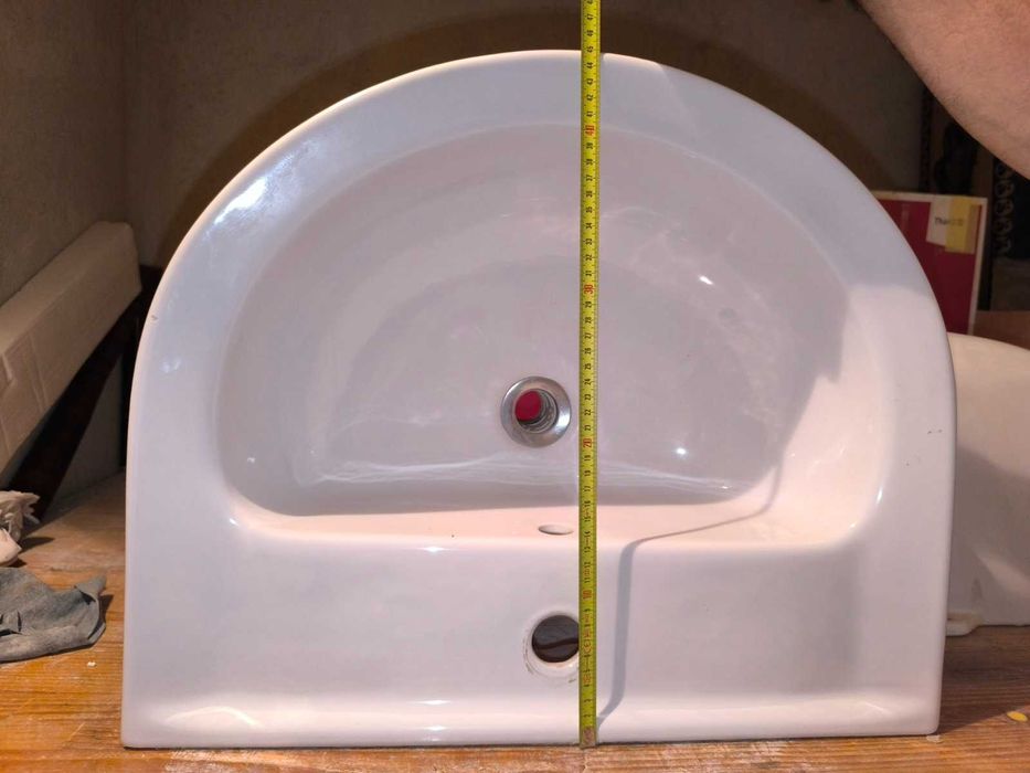 продавам комплект умивалник с конзола за баня