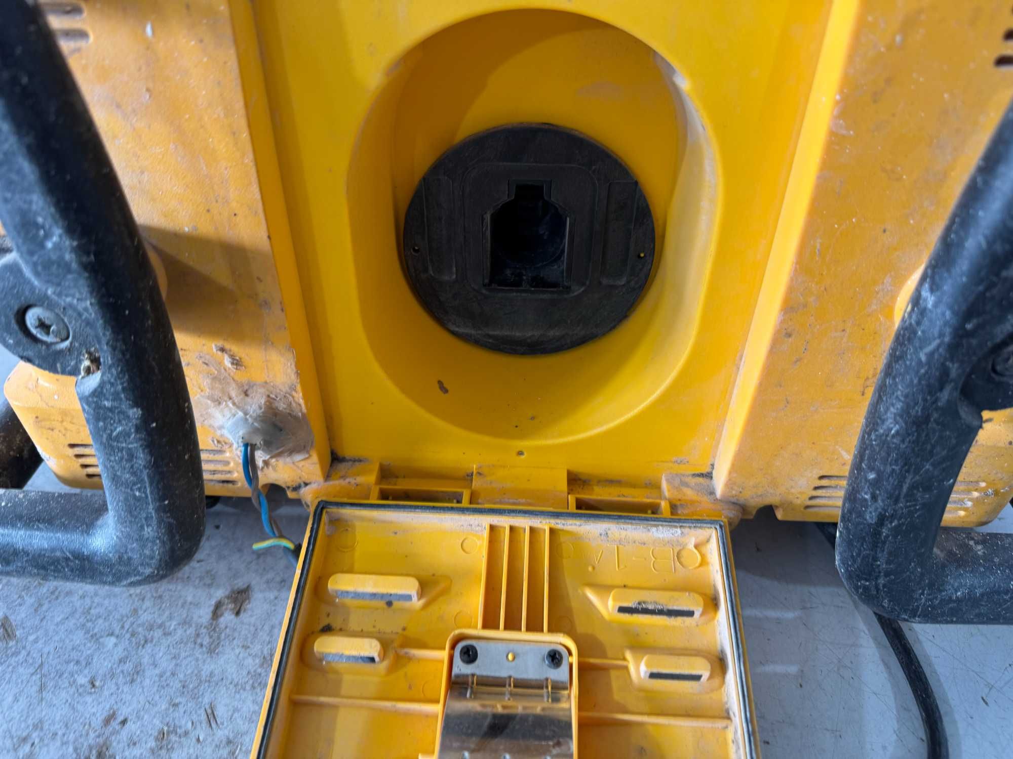 Радио - Dewalt DC010