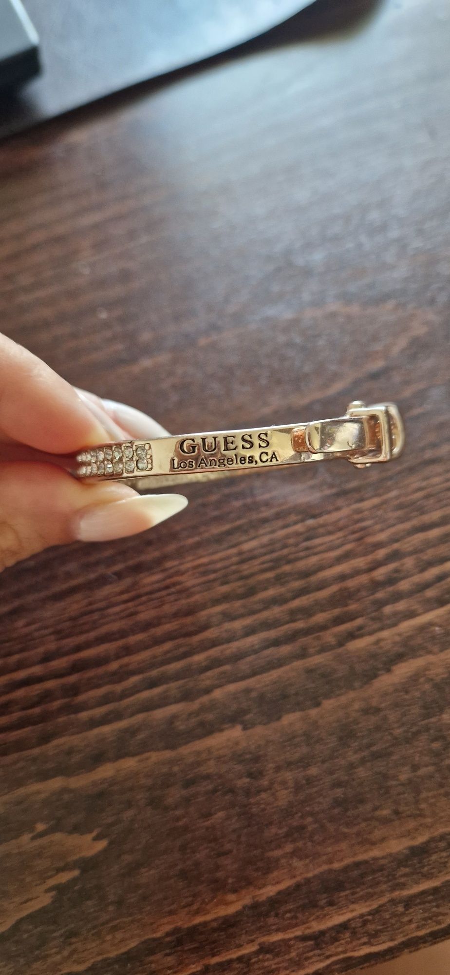 Твърда гривна на Guess