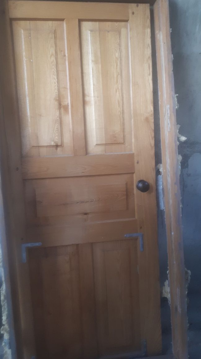 Продам деревянную дверь размер полотна 80 см