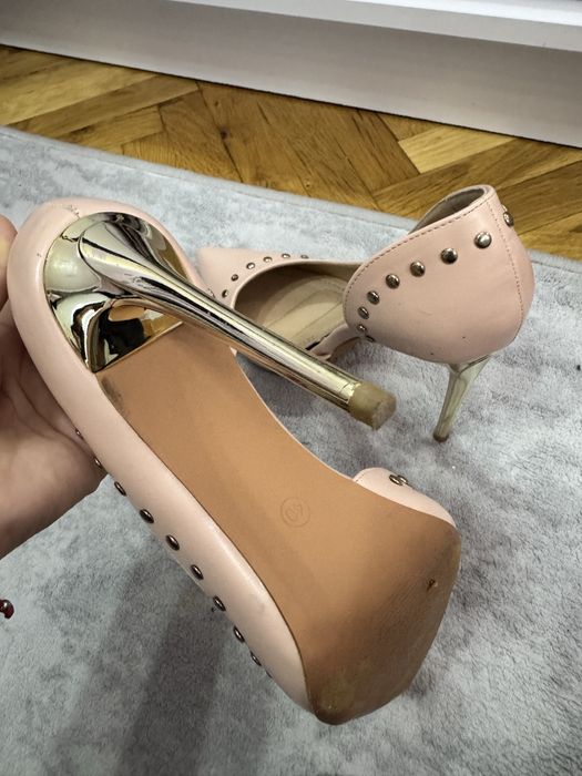 Розови токчета.