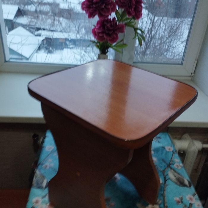 Продам 2 табурета