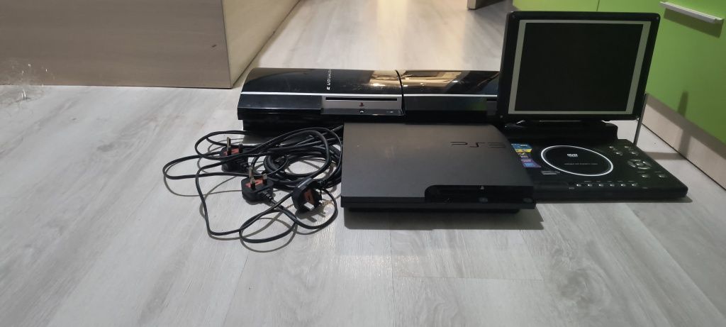Продавам 3 playstation 3 плюс 1DVD и три кабела