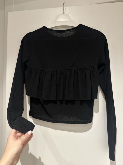 Къса черна блузка на Zara с дълъг ръкав между С и М