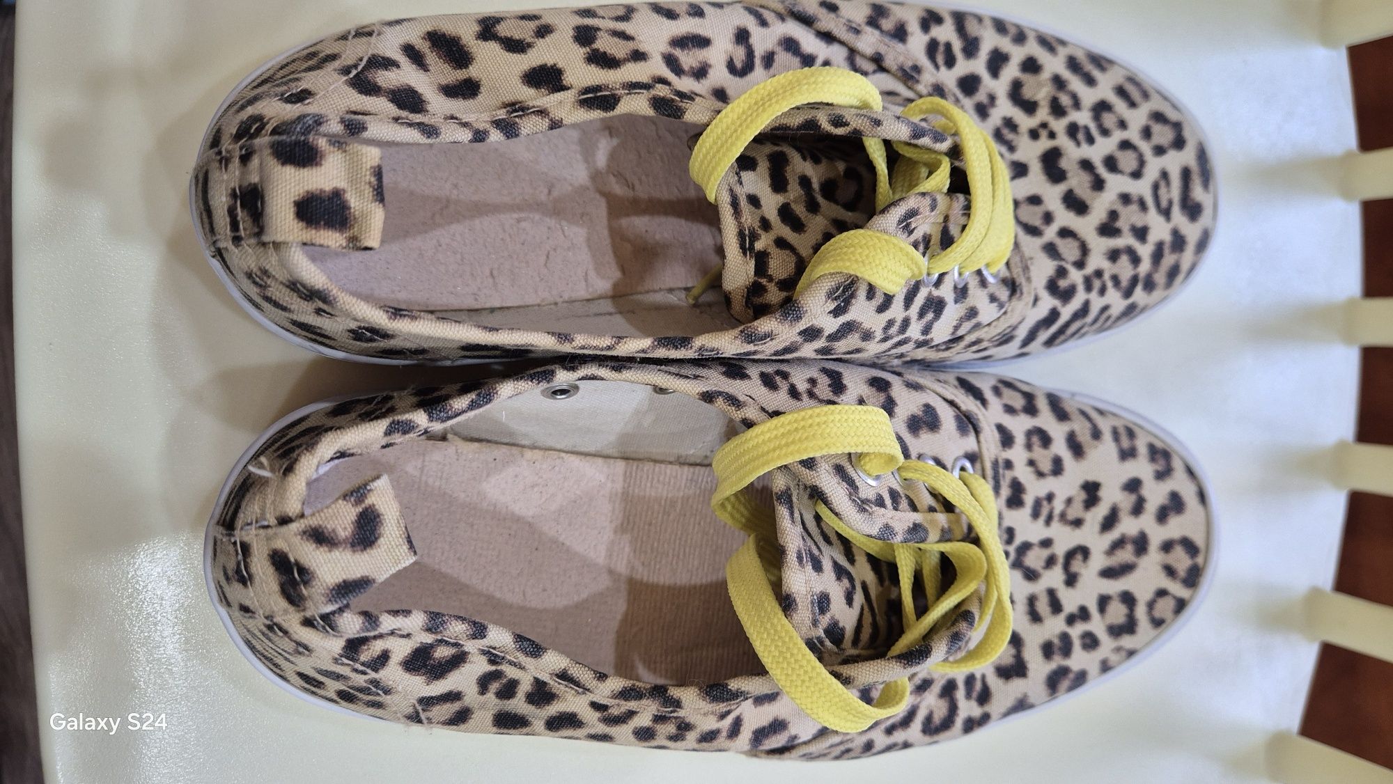 Vând teniși Animal Print