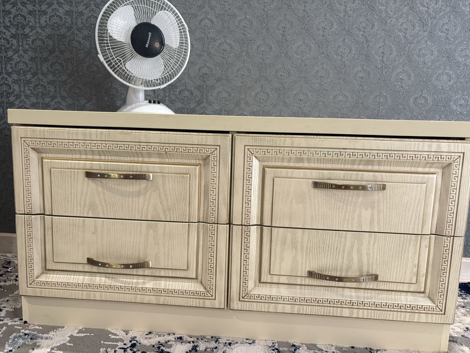 Продам комод бежево -золотистого цвета,4 тумбочки