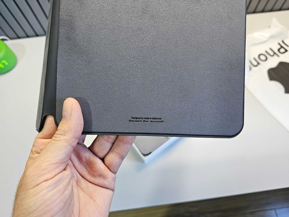 ПРОДАМ Оригинальный Чехол Smart Folio для iPad Pro (M4). Состояние Б.У