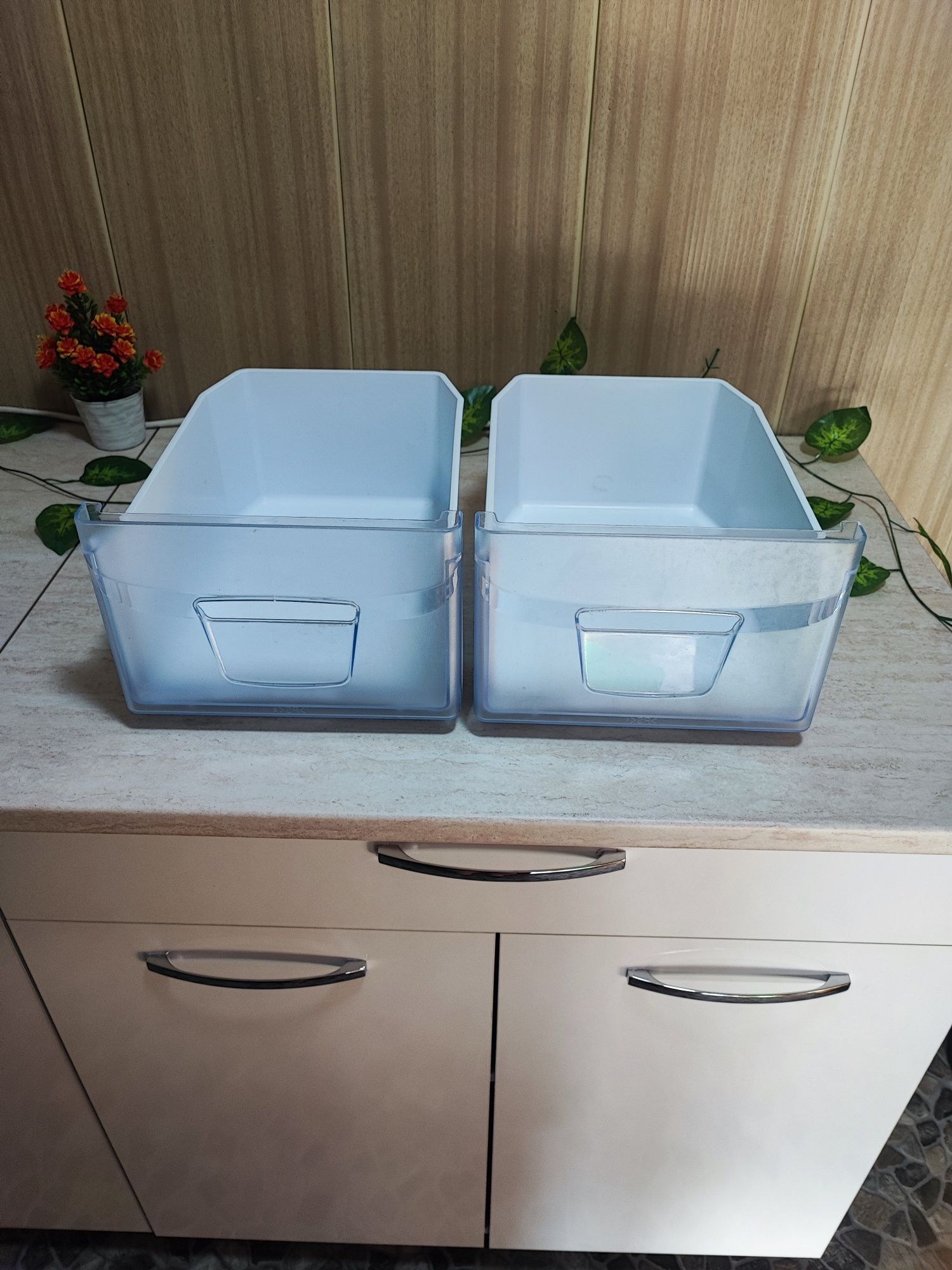 Кутии и рафтове за хладилник с фризер Indesit