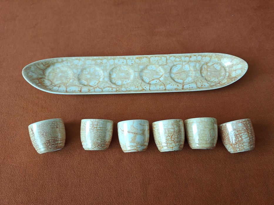 Pahare vechi pentru tuica din portelan vechi romanesc, inclusiv suport