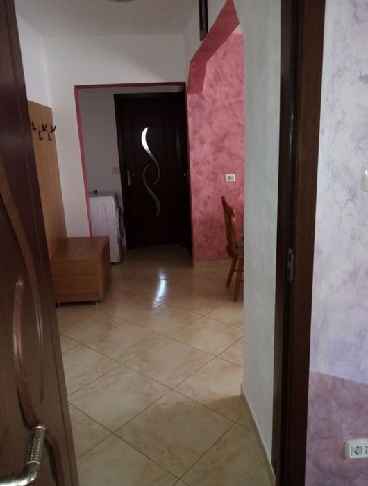 Închiriez apartament cu 2 camere
