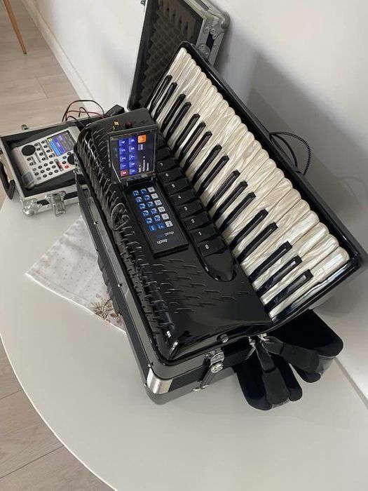 Vand Acordeon Musictech (Functioneaza si stanga)