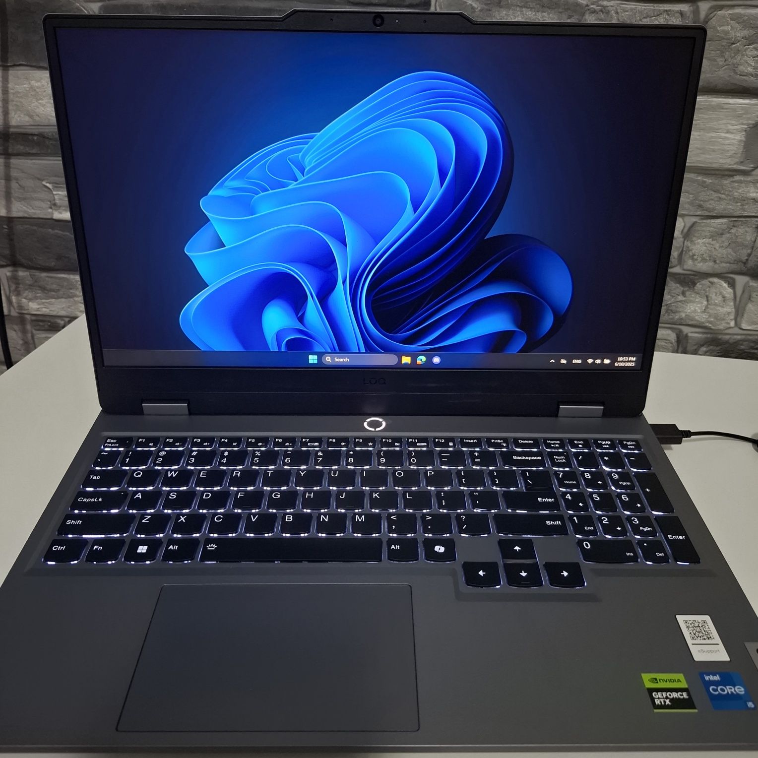 Продавам Lenovo LOQ 15IAX9