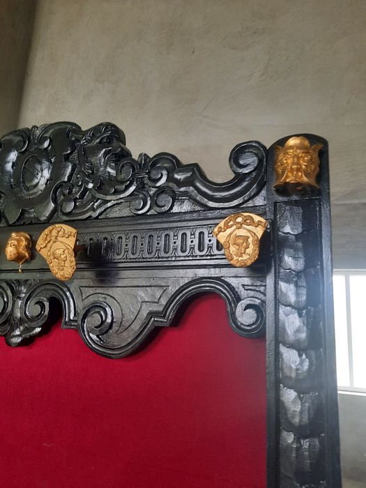 Cuier antic de perete