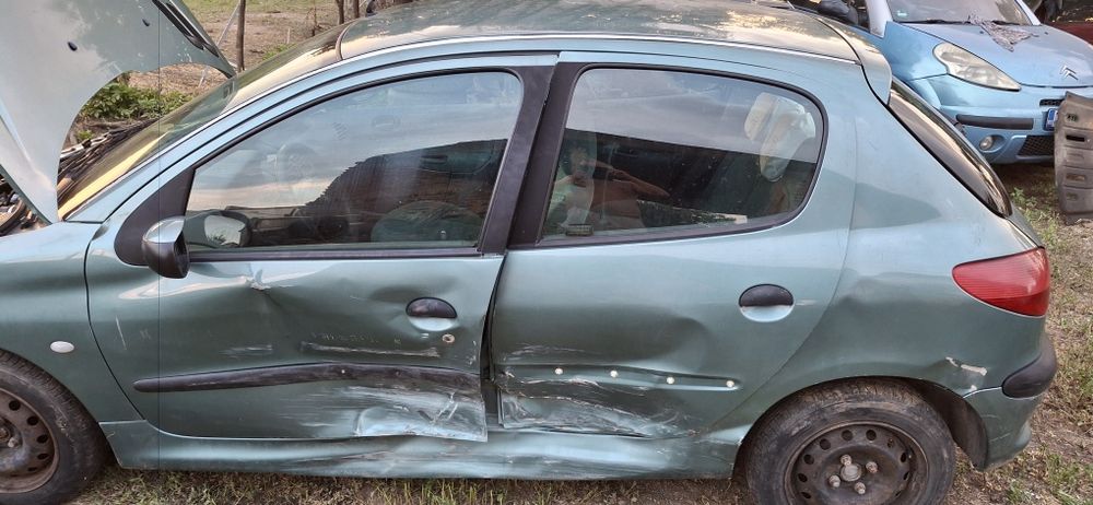 Dezmembrez Peugeot 206 2l hdi kilometri 145000
