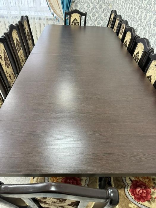 Продам стол(2,5м-3м)+16 стульев в хорошем состоянии.