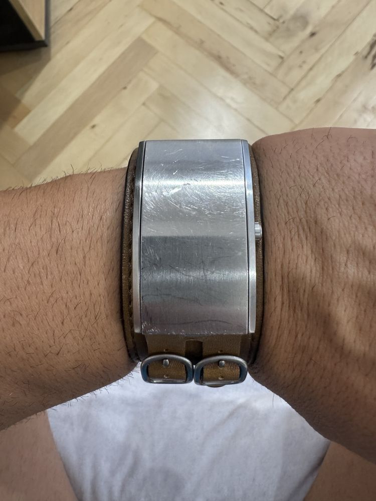 Часовник Guess стилен и изящен