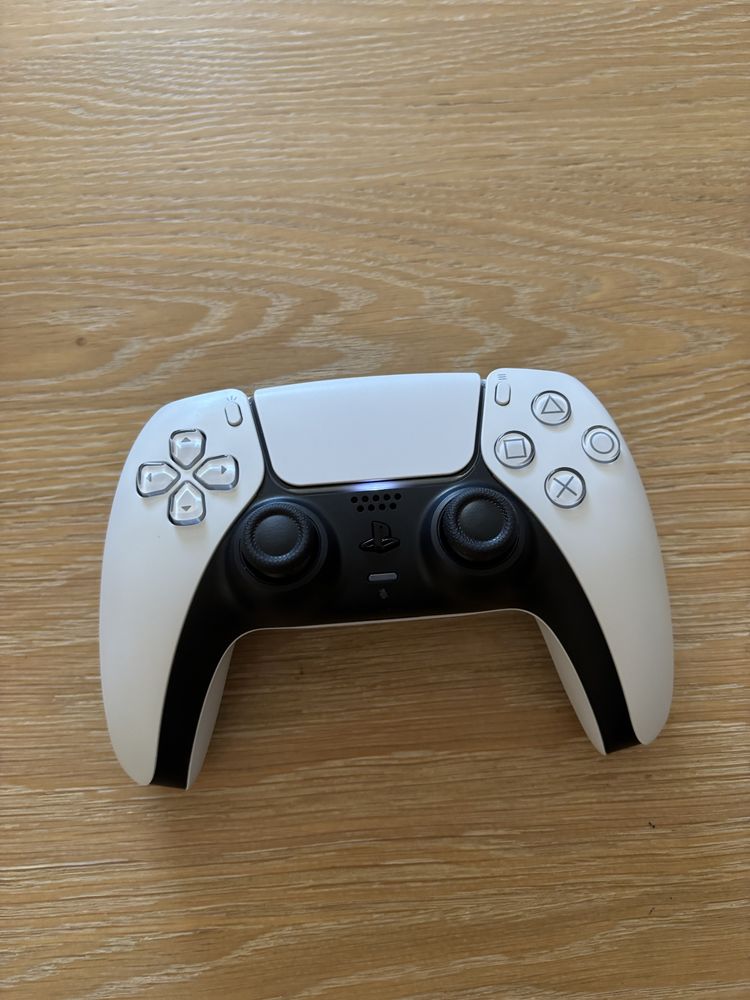 Playstation 5 Disc версия с оригинална кутия кабели и игра!