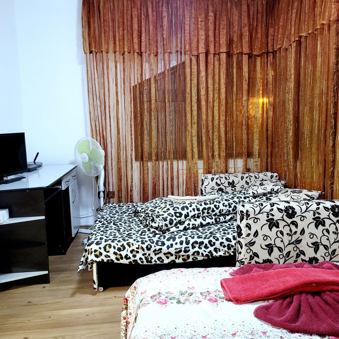 Cazare muncitori și turiști Brașov 3 dormitoare, 3 băi,living