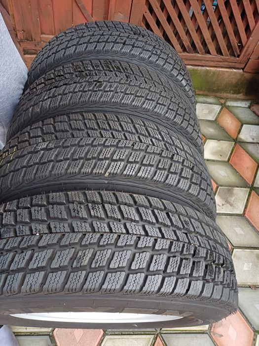 Vând 4 anvelope de iarna 215 70 r16 NEXEN ca și noi rulate max 500 km