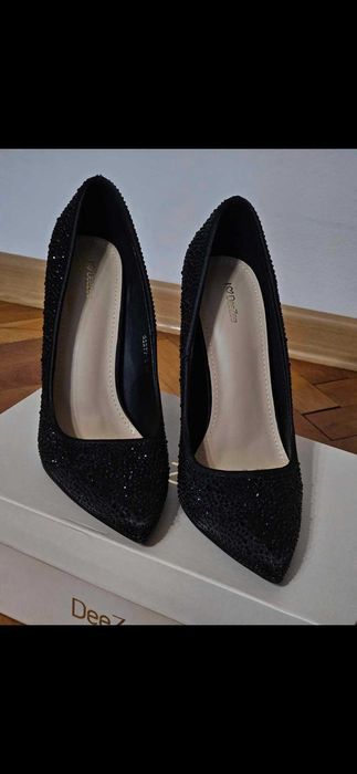 Елегантни черни обувки с камъчета на висок ток