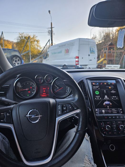 Vând Opel astra j Hatchback.