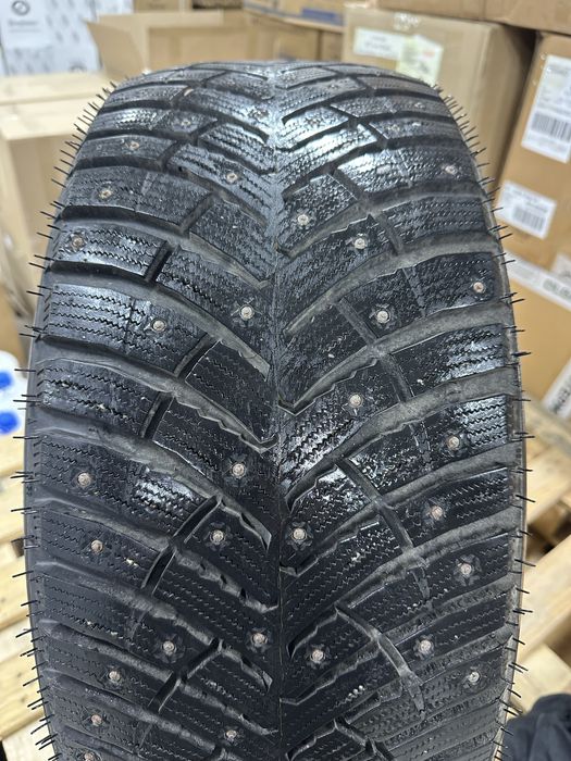 Продам  шипованную резину  245/45/18 Nexen