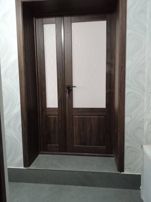 Eshik oʻrnatish Установка дверей