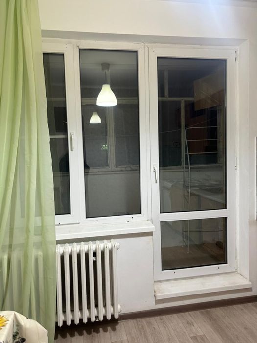 Продам пластиковую балконую дверь окно