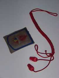 Ecuson galben, eghilet cu snur rosu și cravata de pionier RSR