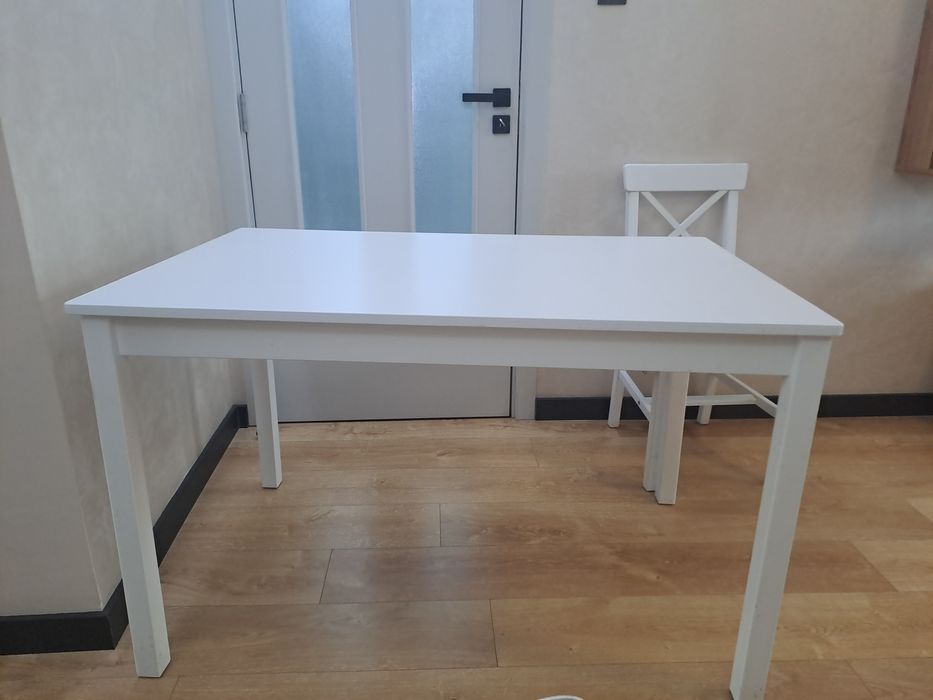 Кухненска маса с 4 стола.