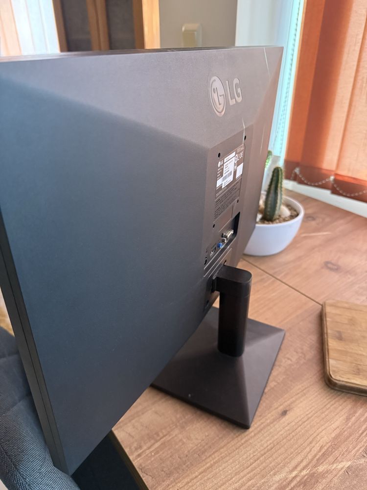 Продавам LG Монитор 23”