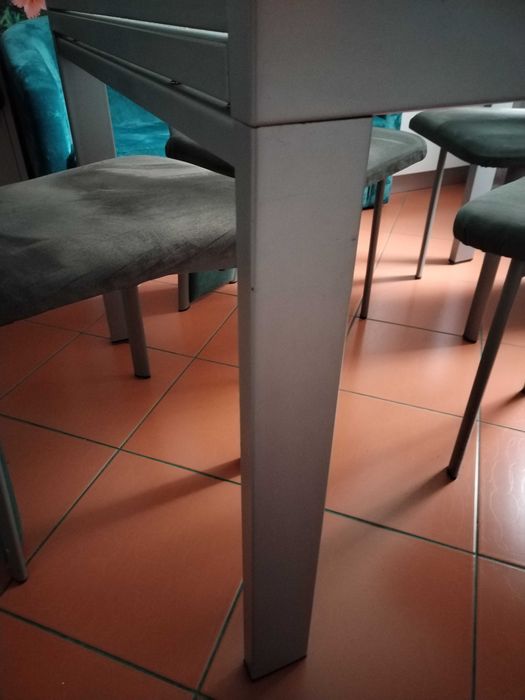 Vând masa de  bucătărie extensibila