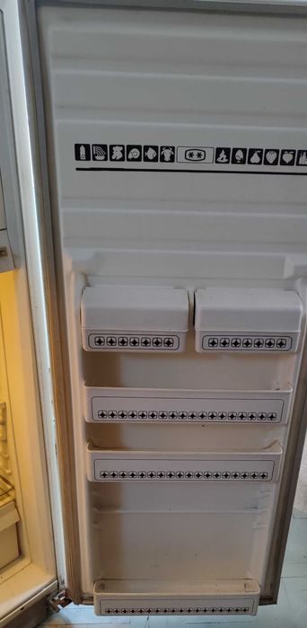 Продавам тих и напълно работещ хладилник с камера