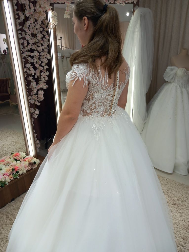 Vand rochie de mireasa, marimea 42 cu corset reglabil
Pret 1000 de lei