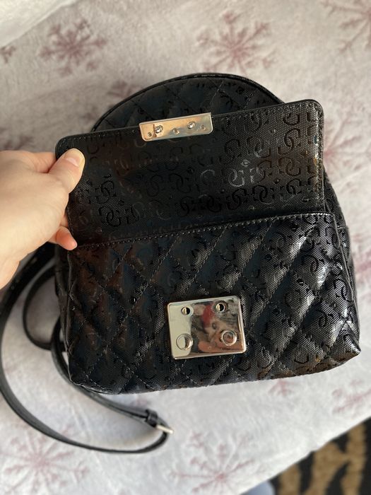 Vând ghiozdan negru marca GUESS, în stare bună