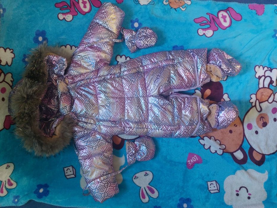 Продам детский зимний комбенезон для девочек до года.