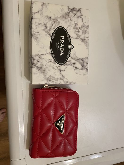 Портмоне Prada в червено