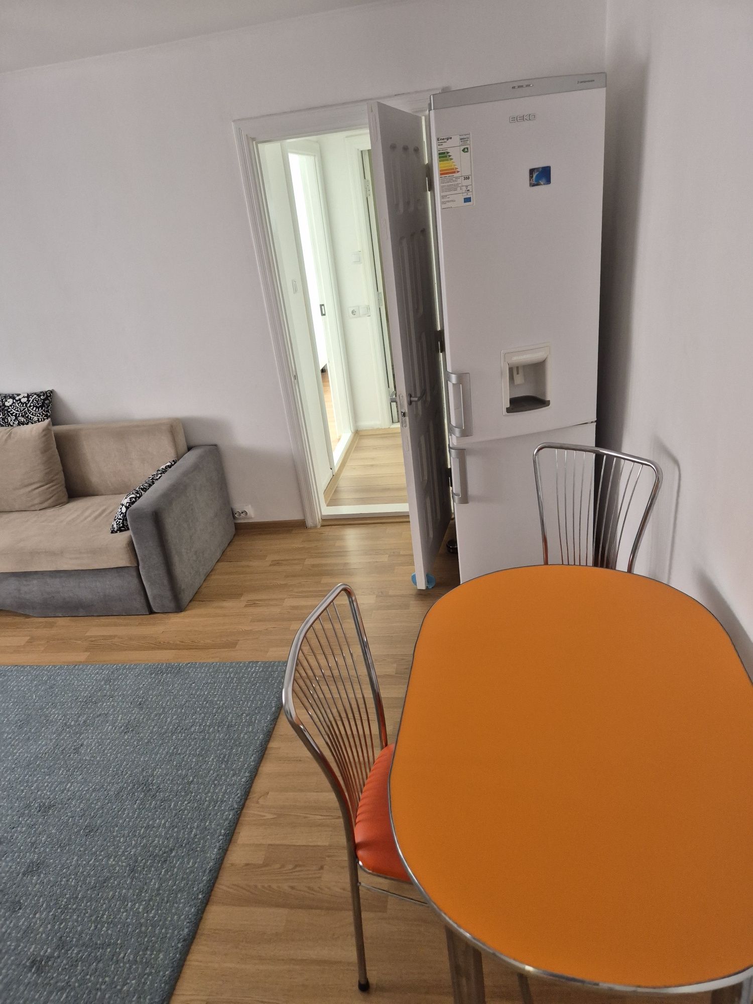 Închiriez apartament cu 3 camere , aleea Rozelor,  blcFB 20, etaj 4. S